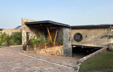 Eco-Luxury Retreat: Stunning 5-Bedroom Estate in Aburi