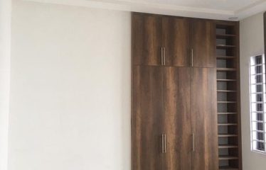 Elegant Oasis: Modern 3-Bedroom Home in Oyarifa