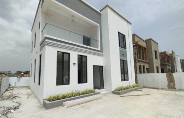Oyarifa Luxe Haven: Stylish 3-Bedroom Townhouse