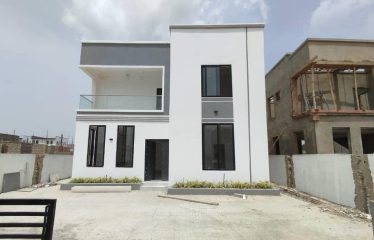 Oyarifa Luxe Haven: Stylish 3-Bedroom Townhouse