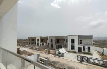 Oyarifa Luxe Haven: Stylish 3-Bedroom Townhouse