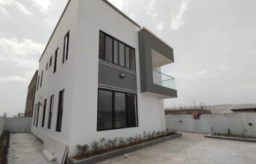 Oyarifa Luxe Haven: Stylish 3-Bedroom Townhouse