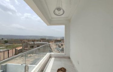 Oyarifa Luxe Haven: Stylish 3-Bedroom Townhouse